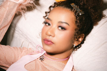 Angie Carvalho, Merelakan, Universal Music Indonesia, Musik Indonesia, Lagu Cinta, Pop Balada, Musik Video, Sebatas Mimpi, Lagu Romantis, Cinta Tak Harus Memiliki, Musik Pop, Single Baru, Artis Indonesia