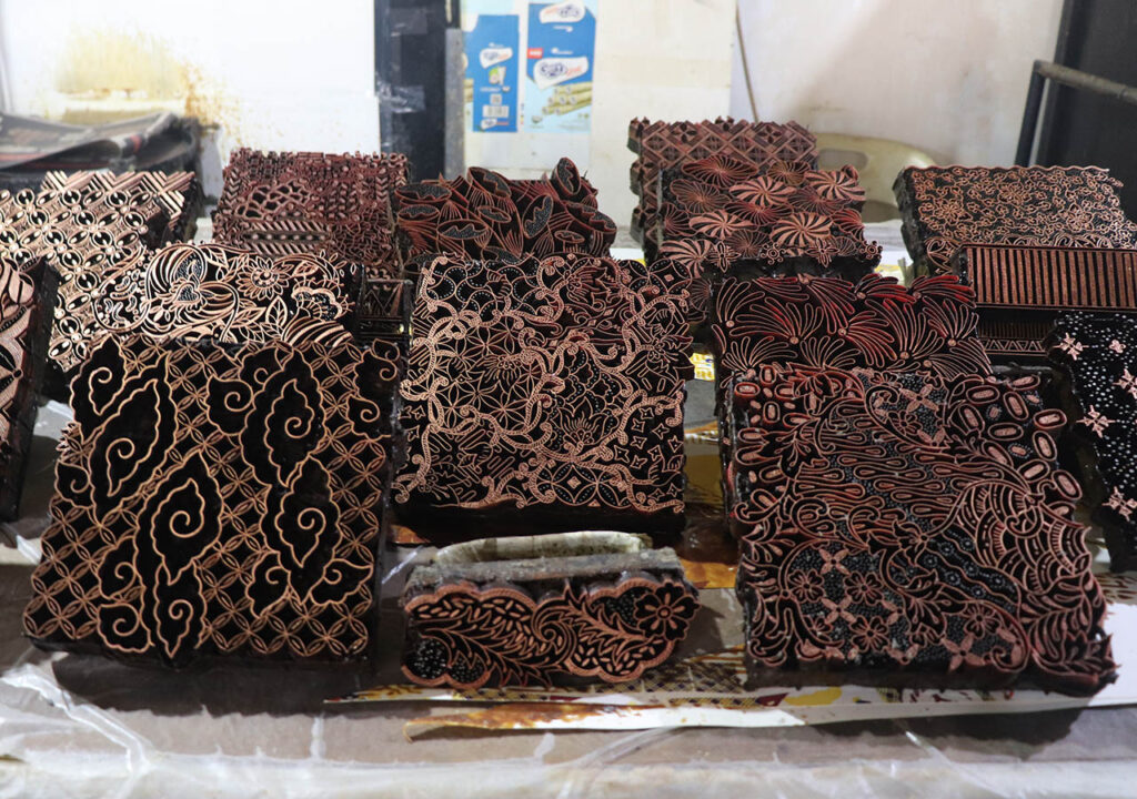 Koleksi canting cap berbahan tembaga dengan beragam motif batik yang digunakan untuk mencetak pola pada kain batik.