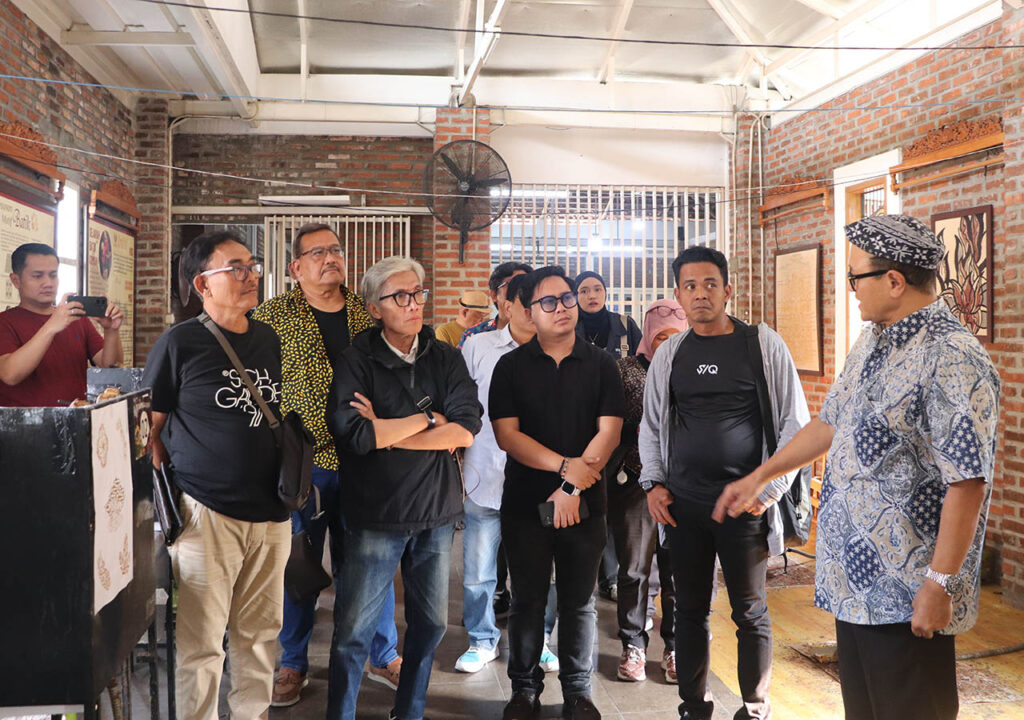 Kunjungan Sindikasi Media Network (SMN) diterima langsung oleh pendiri Rumah Batik Komar, Dr. H. Komarudin Kudiya.